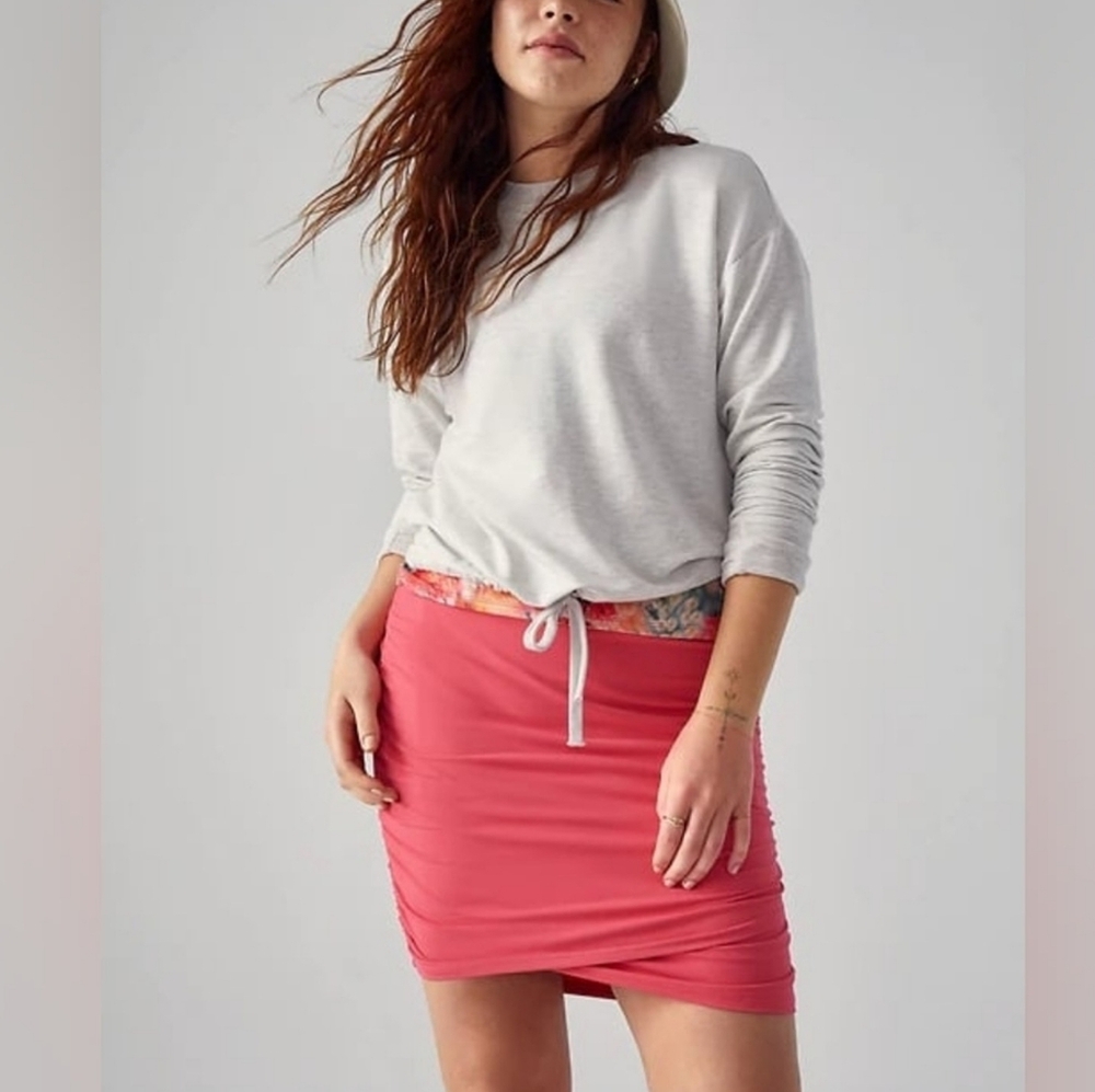 Athleta Transcend Ruched Skort in Coral Pink - Picture 2 of 12